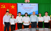 Trao Học bổng Hàn Quốc cho học sinh, sinh viên có hoàn cảnh khó khăn.
