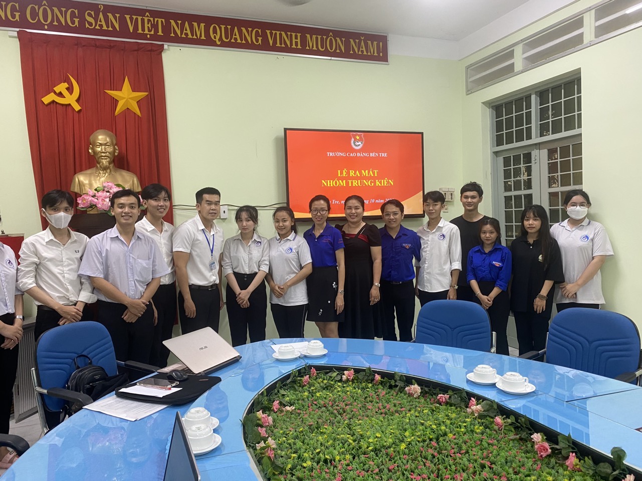 ra-mat-nhom-trung-kien-12-10-2023